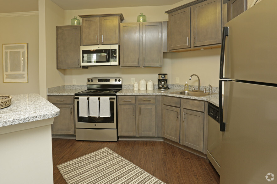 2BR, 2BA - 1023 SF - Kitchen - Ridge at Hamilton Crossing