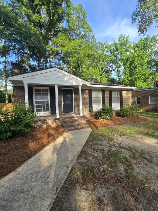 Building Photo - Renovated Home 3 bedroom 1.5 bath with new privacy wooden fence