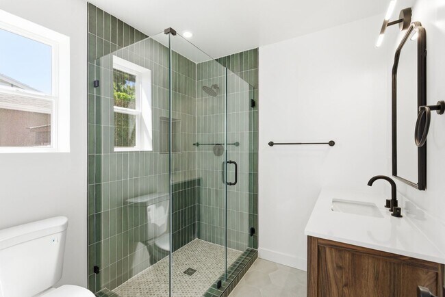 Building Photo - Beautiful modern 3 Bed + 3 Bath House + Pool + Garage