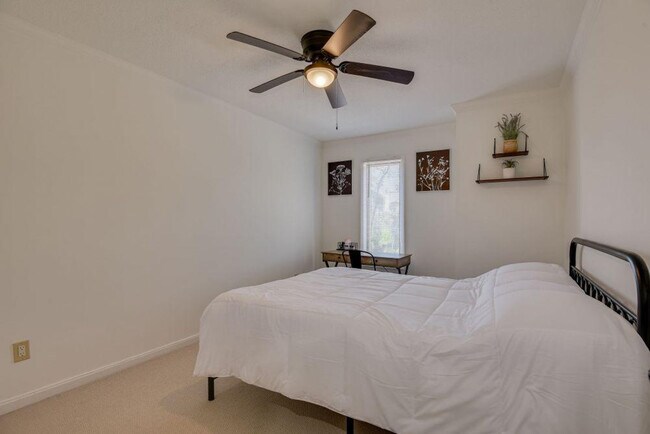 Building Photo - 110 Riverbend Dr