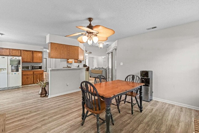 Building Photo - Charming 3-Bedroom Retreat with 2 Full Bat...