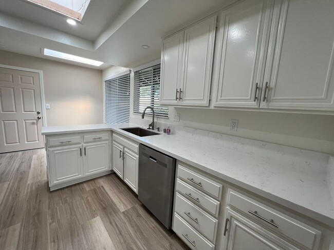 Building Photo - Special MOVE IN rate on Updated 2 bed / 2 bath Capri in Leisure Village