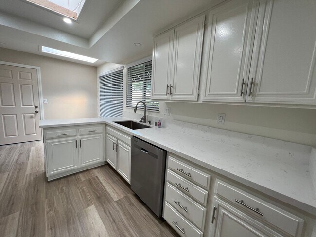 Building Photo - Updated 2 bed / 2 bath Capri in Leisure Village