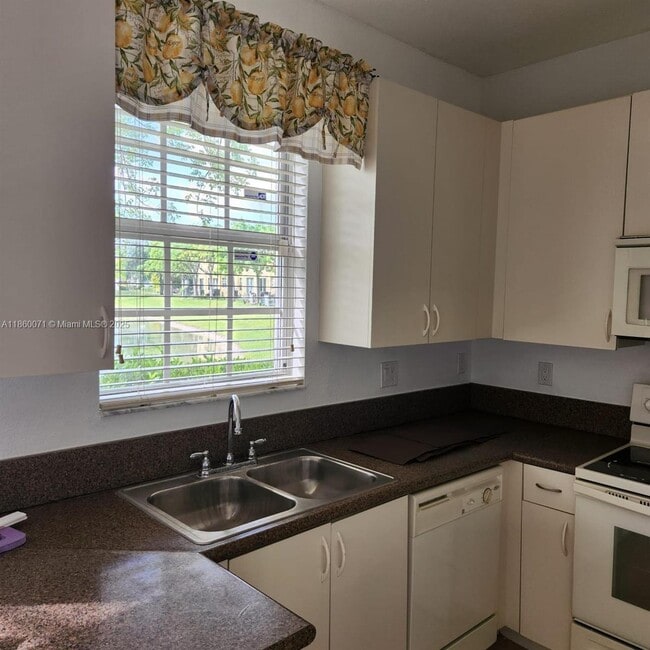 Building Photo - 2155 NE 3rd Ct