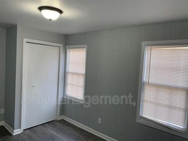 Building Photo - 1201 Lake Dr