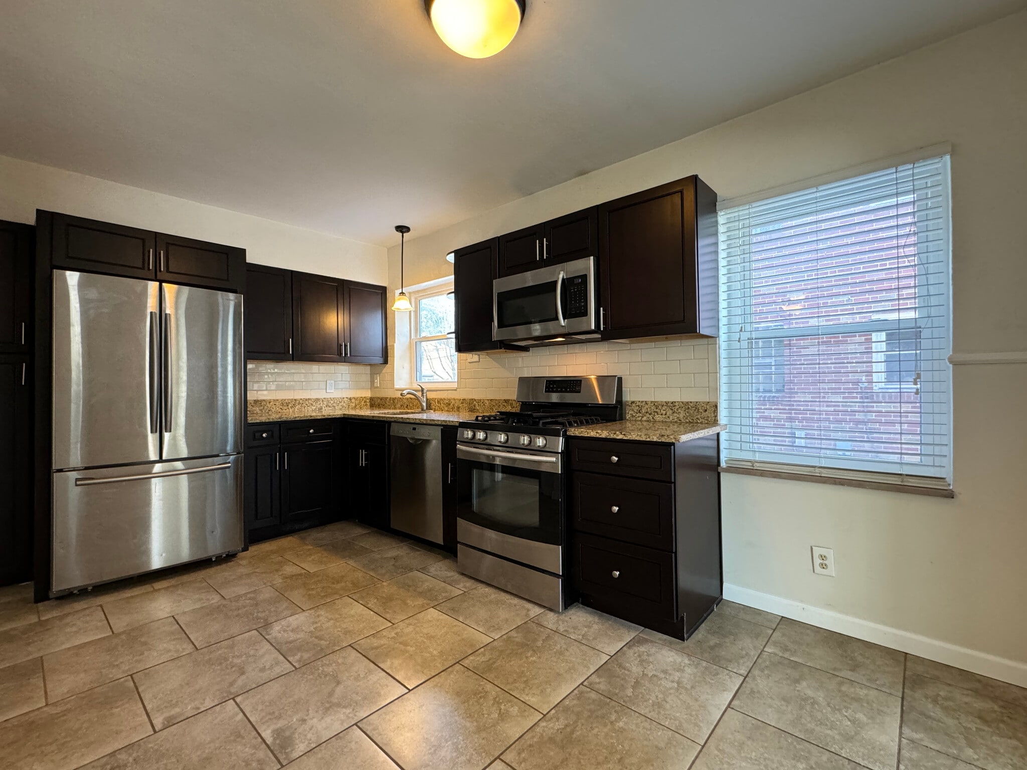 Building Photo - 422 S Hanley Rd