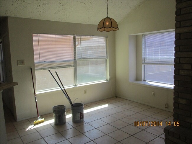 Building Photo - 19947 Mountain Dale Dr