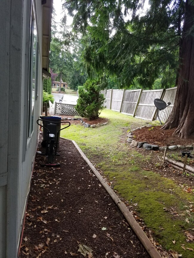 Building Photo - Updated 3 Bedroom 2 Bath Duplex In East Port Orchard