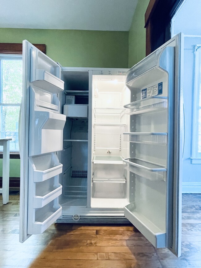 Side by side fridge / freezer - 4259 N Lawndale Ave