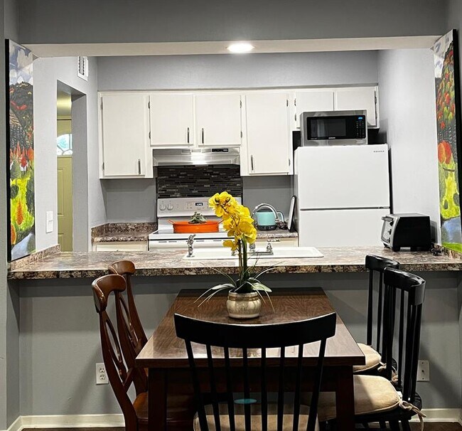 Building Photo - 6501 E Hill Dr