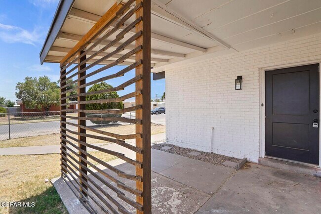 Building Photo - 5121 Beautonne Ave