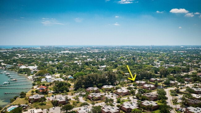 Building Photo - 825 Center St