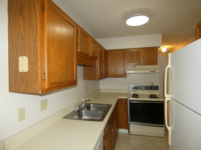 Building Photo - Charming 2-Bedroom Apartment - Prime Location
