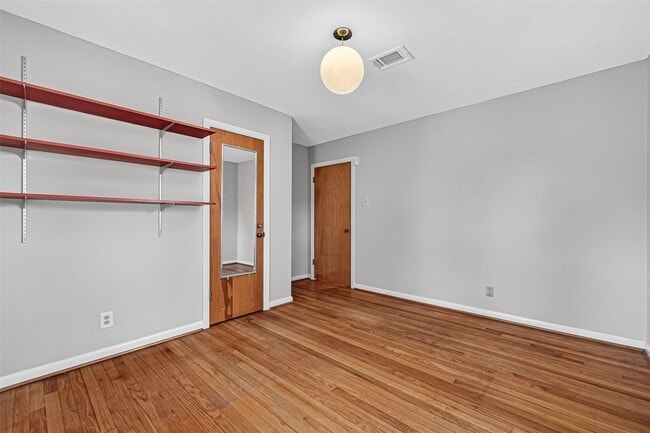 Building Photo - 10005 Hazelhurst Dr