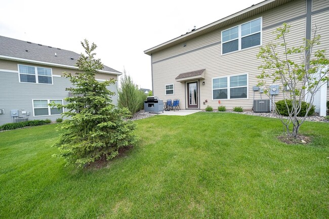 Building Photo - Rare super nice 3 bed end unit townhouse f...