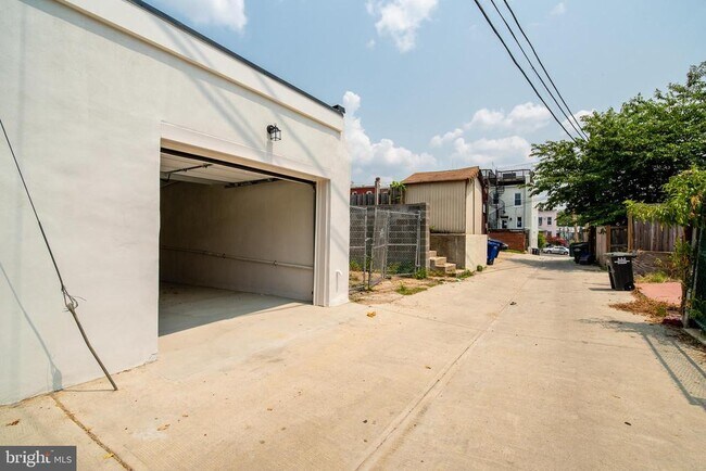 Building Photo - 520 Irving St NW