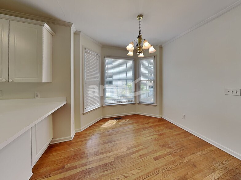 Building Photo - 1555 Brentwood Dr