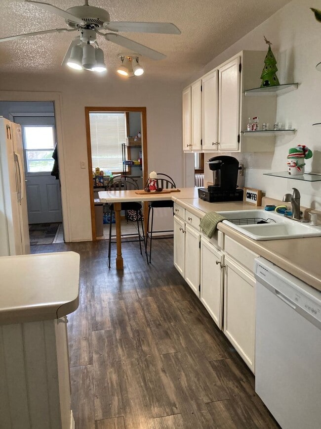 Building Photo - 3+ Bedroom / 2 Bath Single Family Home!