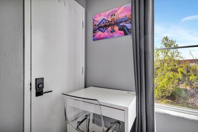 Building Photo - 8303 Palm Pkwy