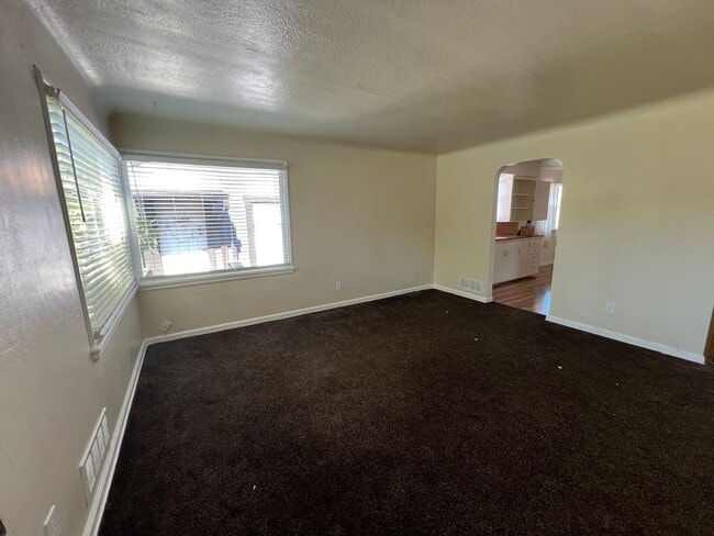 Building Photo - Three Bedroom in the Heart of Bremerton. P...