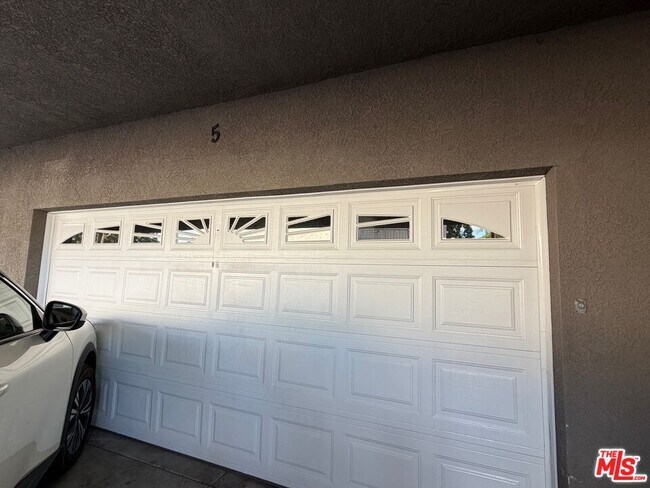 Building Photo - 1210 W 39th St