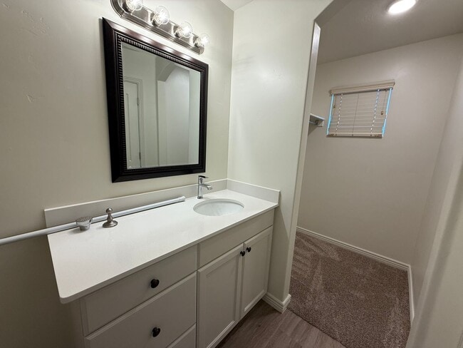 Building Photo - Remodeled 3 Bed / 2.5 Bath Townhome in Great Location