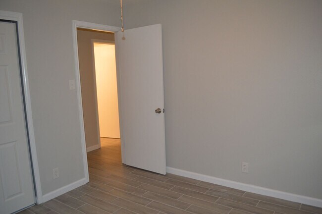 Building Photo - Gorgeous, Spacious 4 bed 2 bath