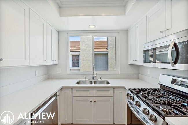 Building Photo - Gorgeous 2 bed/2 baths, located in the highly desired community of Woodbridge.