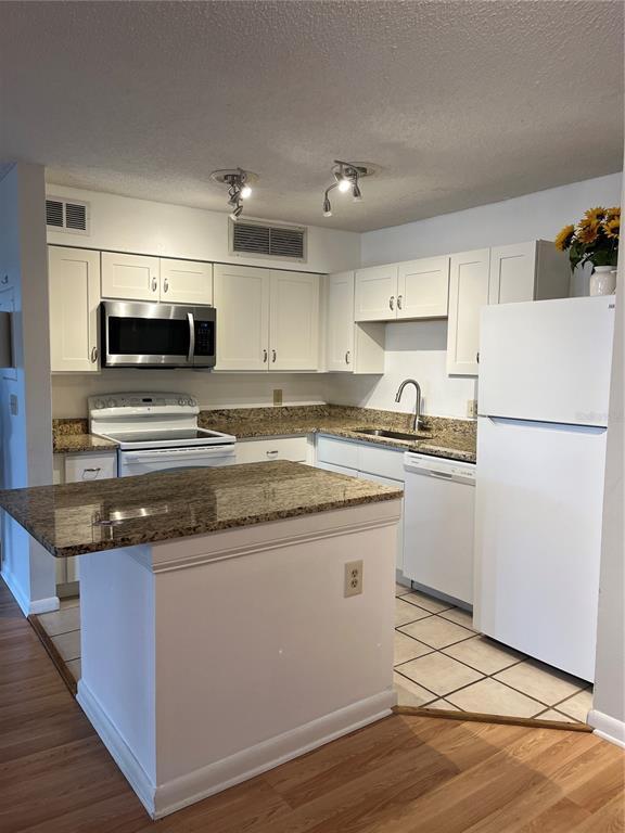 Building Photo - 315 Lakepointe Dr