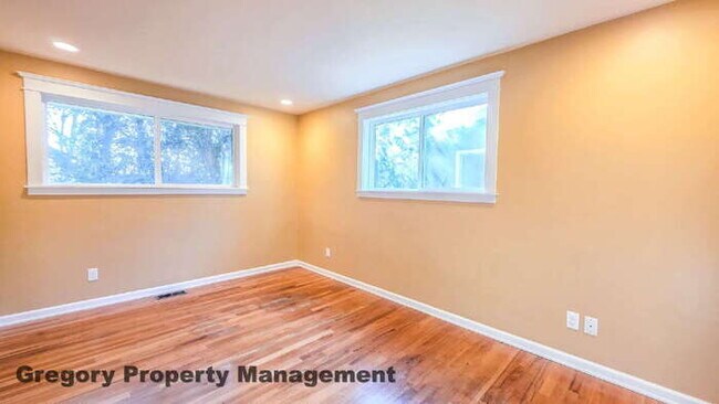 Building Photo - Spacious 5-Bedroom Kirkland Home – Daylight Basement, RV Parking, Quiet Private Drive & Top Schools!