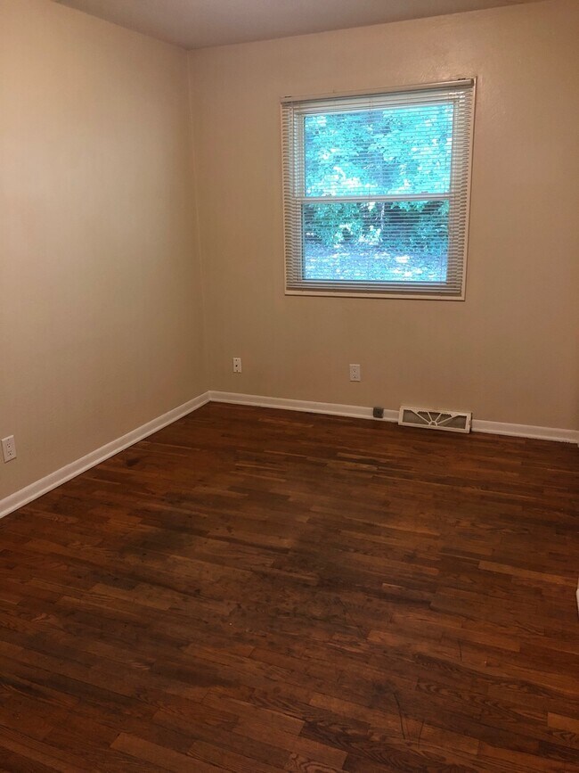 Building Photo - 1528-1530 Seminole Ave NW Cedar Rapids, IA 52405