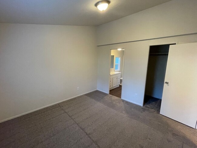 Building Photo - ***PENDING APPLICATION***Lovely 3 Bedroom Home out of Town!