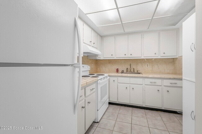 Building Photo - 223 Columbia Dr