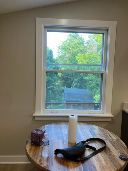 Dining area in kitchen - 633 Glenview Ave