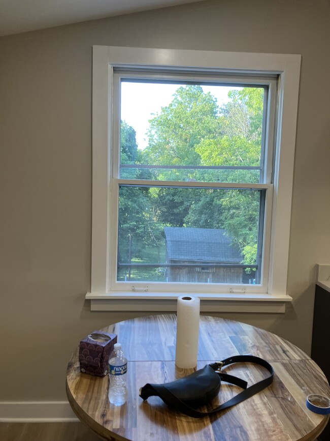 Dining area in kitchen - 633 Glenview Ave