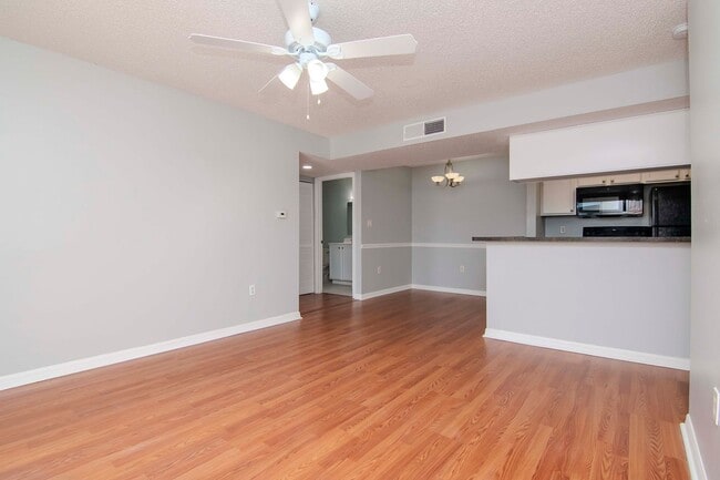 Building Photo - Remodeled 2 Bedroom 2 Bathroom w/ Master Ensuite Walk In Shower