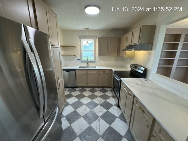 Building Photo - 146 Cavalier Dr