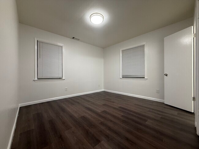 Building Photo - 3992 Ridgedale St