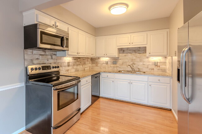 Building Photo - Fantastic Brentwood Location! Community po...