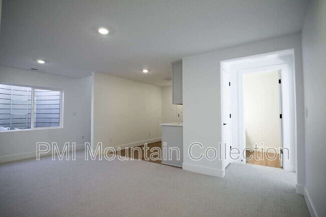Building Photo - 459 Rimrock Ln