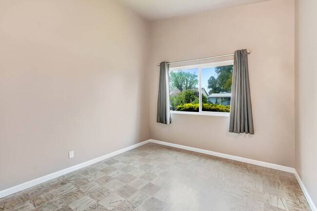 Building Photo - 6437 Graves Ave