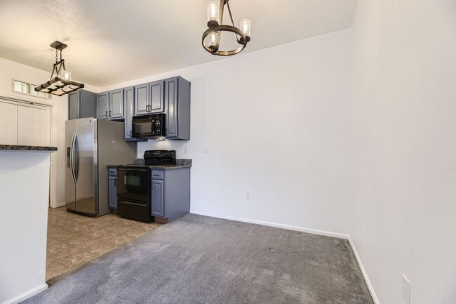 Building Photo - 2 bed 1 bath 3rd floor condo in Prairie Wa...