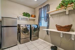 Building Photo - 930 Lakeridge Dr