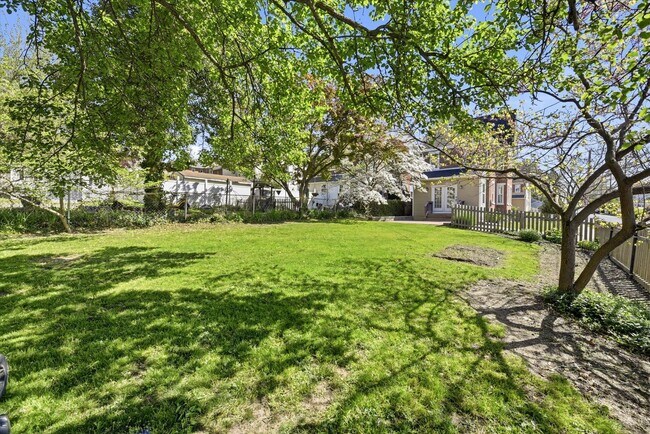 Building Photo - Charming Updated 4B/2.5B Home with Fenced Yard & Parking Included