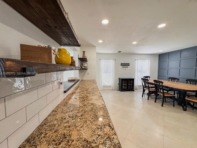 Building Photo - 9731 Bel Aire Dr