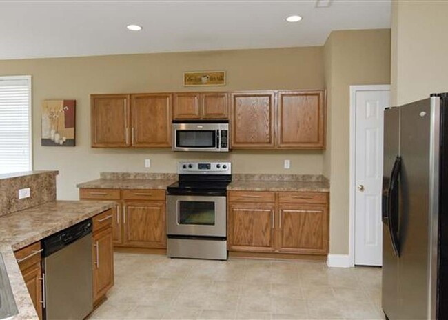 Building Photo - Large 4BR/3BA Available May 15th