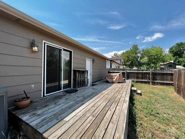 Building Photo - Fantastic 3-Bed, 2-Bath Home in Great Love...