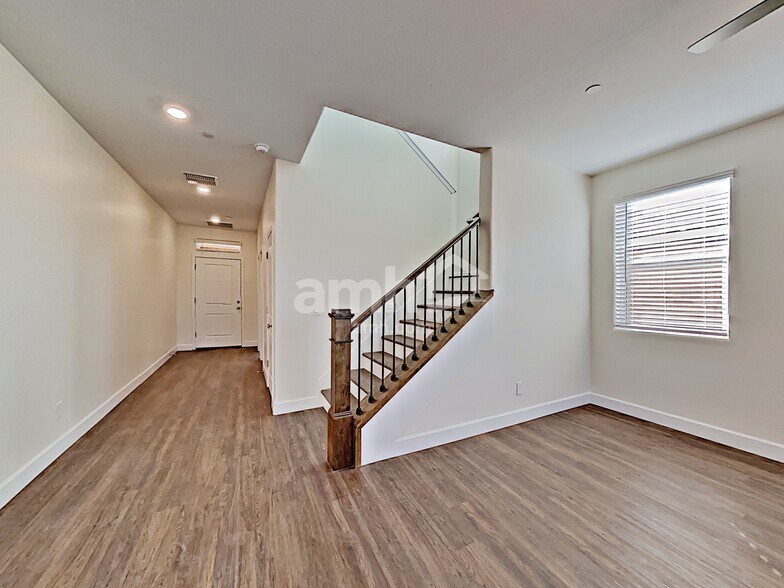 Building Photo - 5926 W Columbine Dr