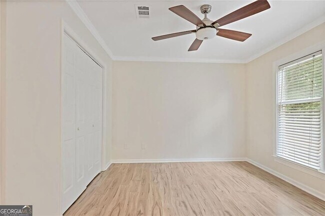 Building Photo - 911 Hollyfax Cir NE