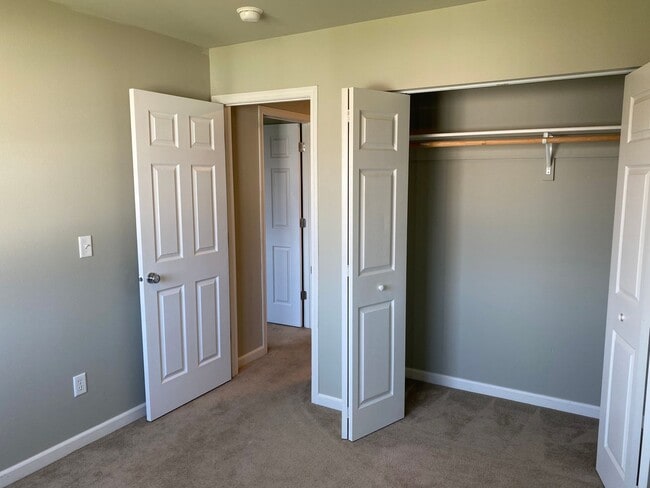 Building Photo - Spacious End Unit Condo